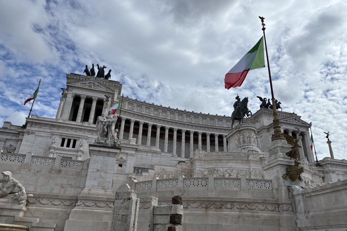 Monument néoclassique en marbre blanc avec drapeaux italiens et sculptures
