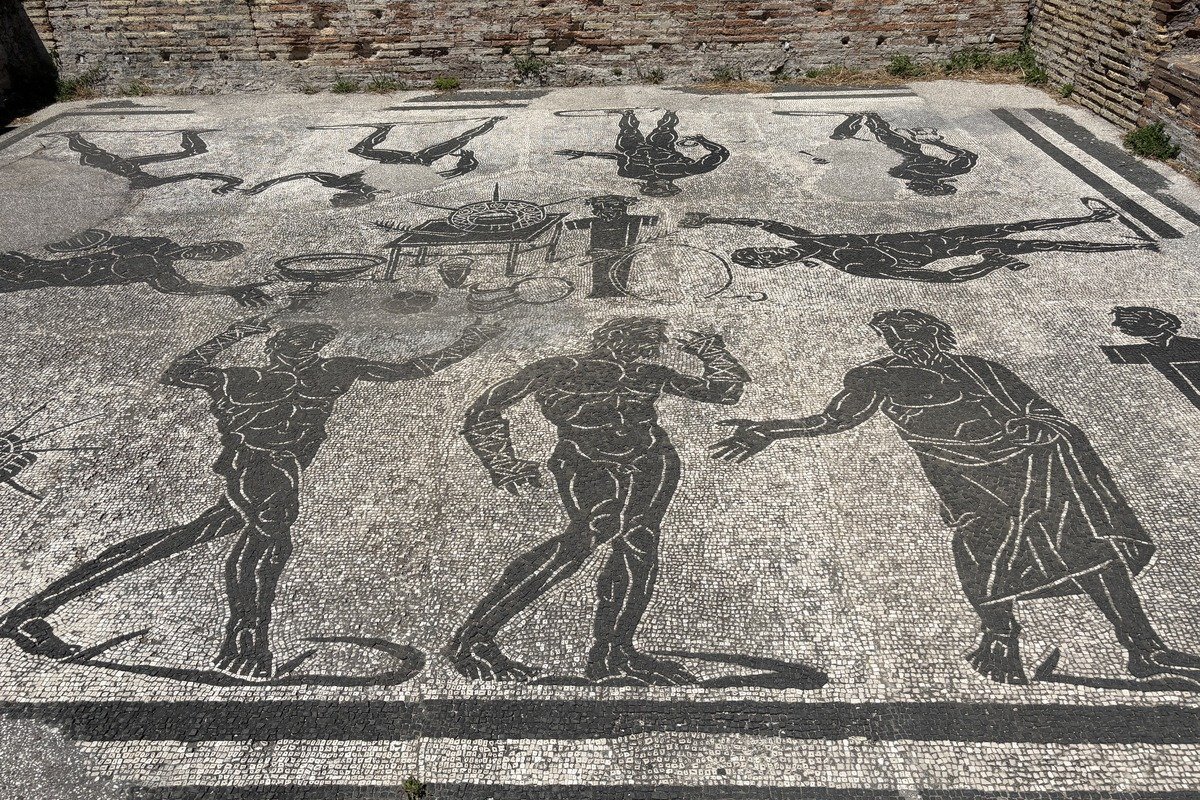 Grande mosaïque antique en noir et blanc représentant des gladiateurs