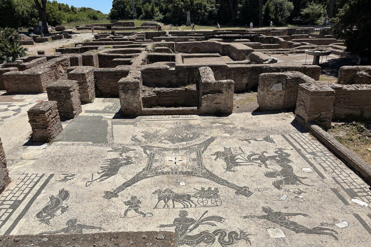 Grande mosaïque romaine en noir et blanc au sol de ruines antiques