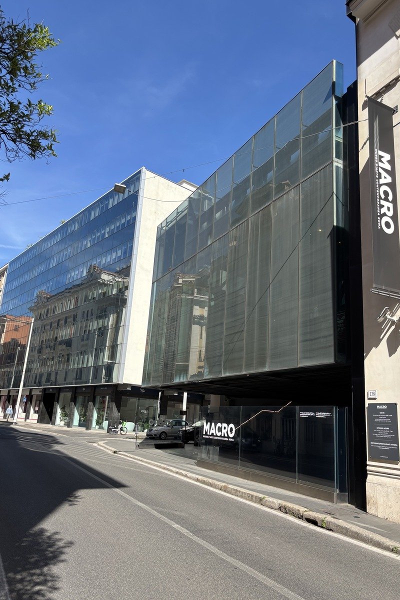 Façade en verre d'un musée d'art contemporain vue depuis la rue
