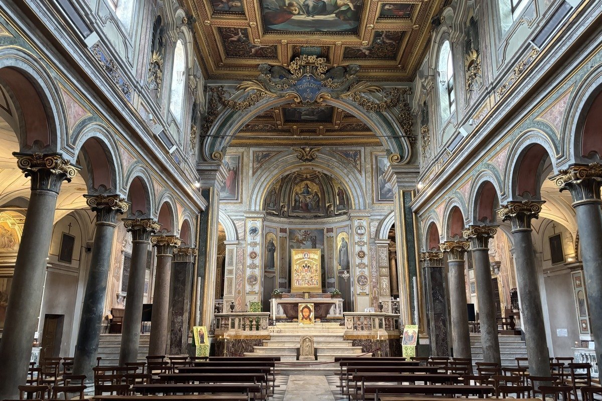 Nef d'une église baroque ornée de fresques et colonnes de marbre