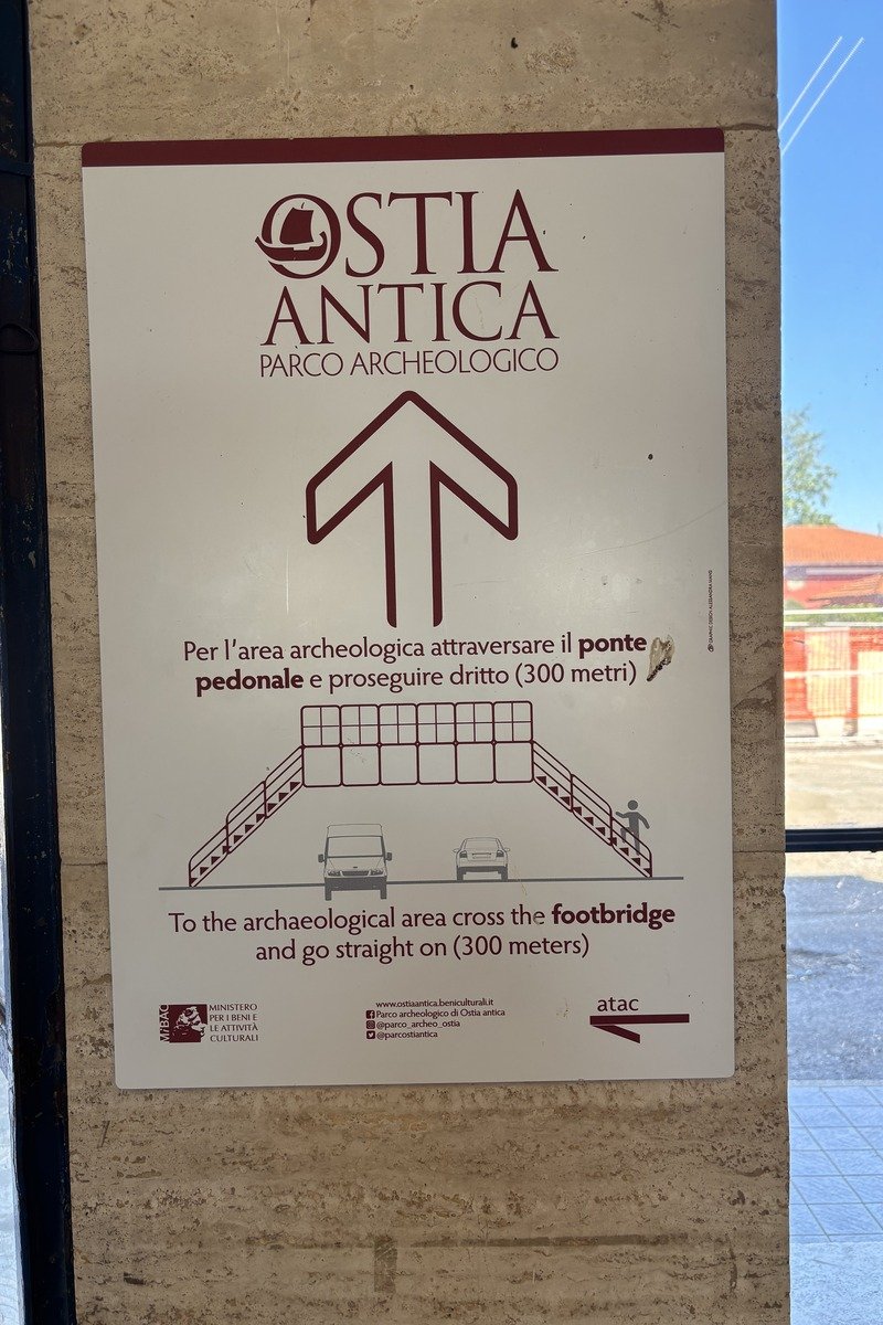 Panneau de signalisation indiquant la direction du parc archéologique d'Ostia Antica via passerelle