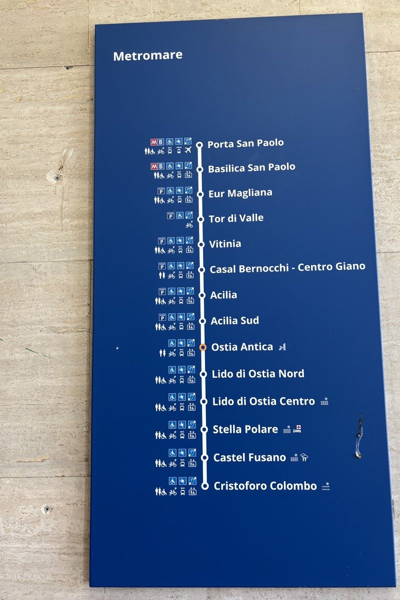 Panneau bleu affichant la carte des stations du Metromare avec pictogrammes