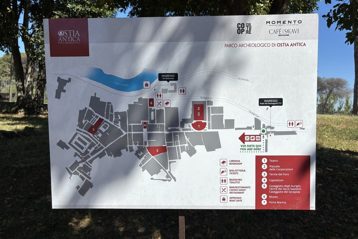 Panneau cartographique du site archéologique d'Ostia Antica avec plan détaillé et légende