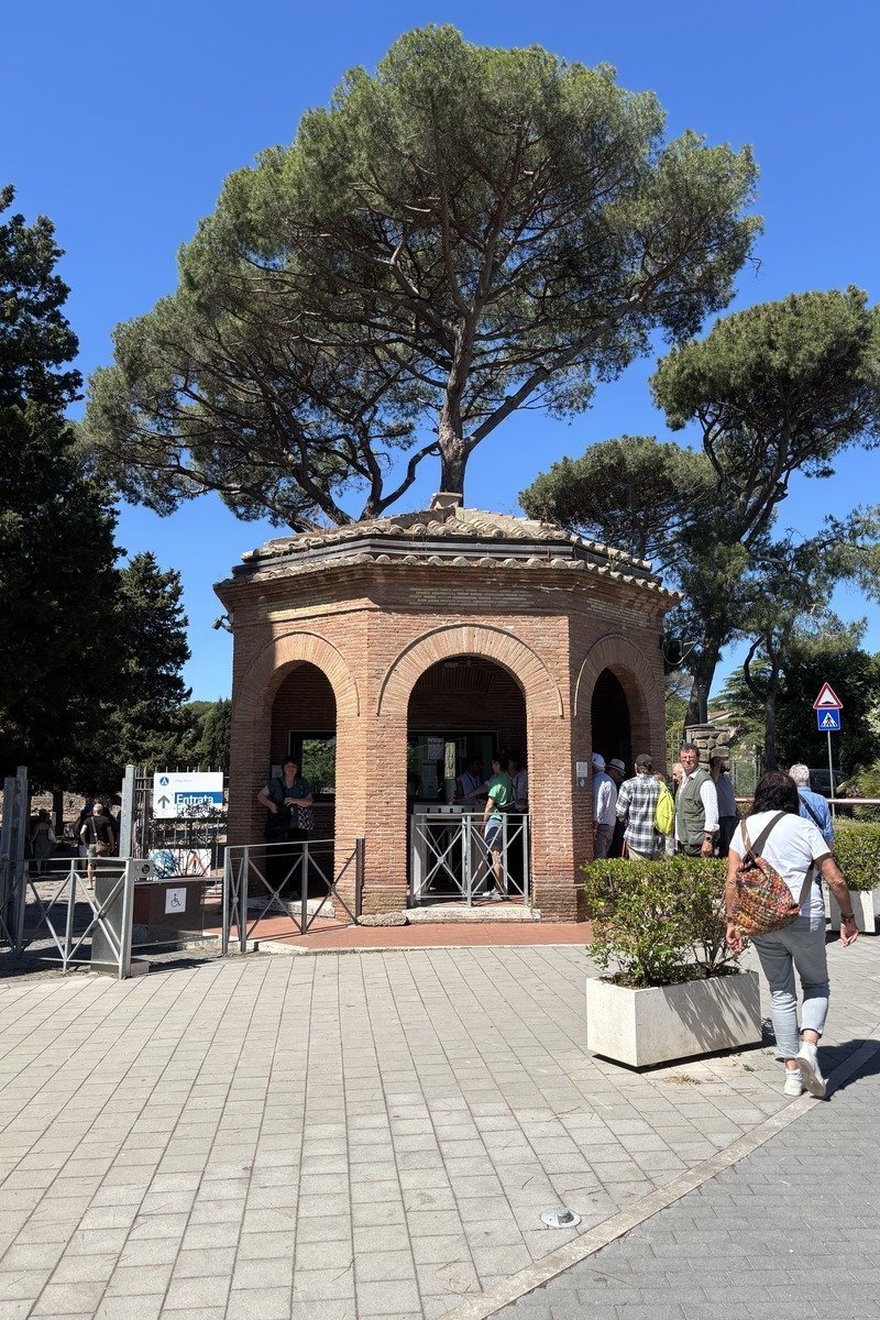 Pavillon octogonal en brique avec arches à l'entrée d'un site d'Ostia Antica