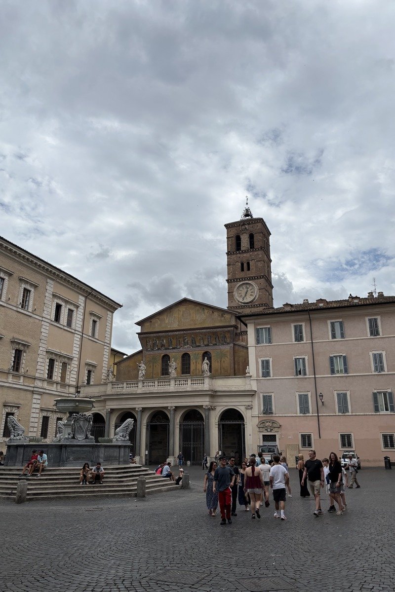Place Santa Maria in Trastevere avec basilique, clocher et fontaine baroque