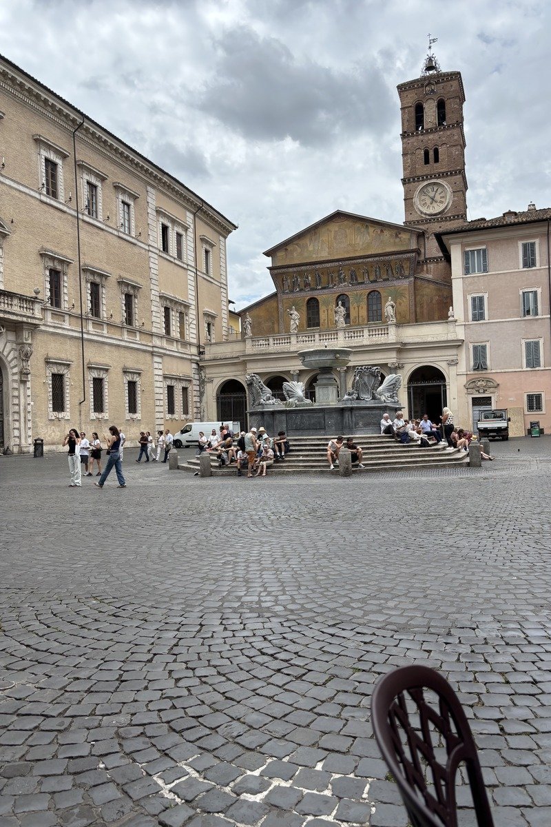 Place Santa Maria in Trastevere avec fontaine, basilique et clocher en fond