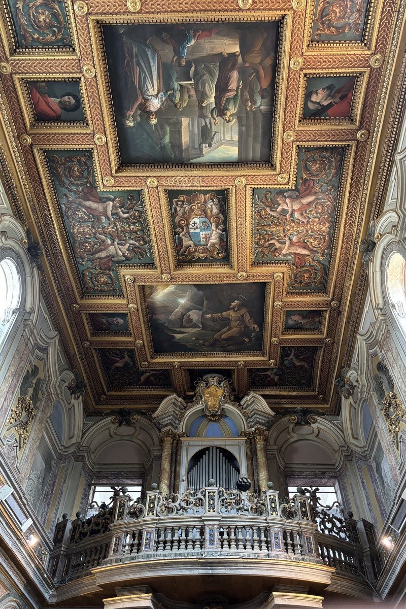 Plafond à caissons peints et dorés surplombant un orgue baroque