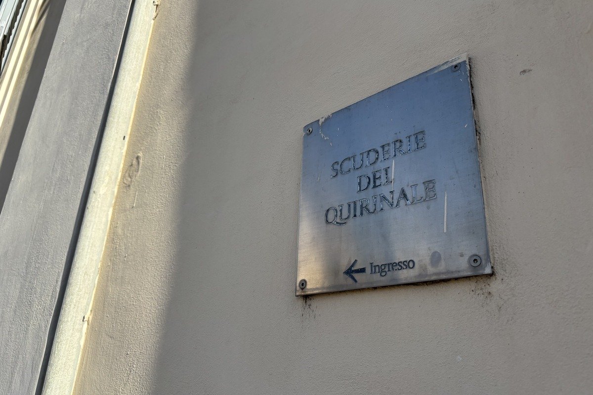 Plaque métallique gravée indiquant l'entrée des écuries sur un mur