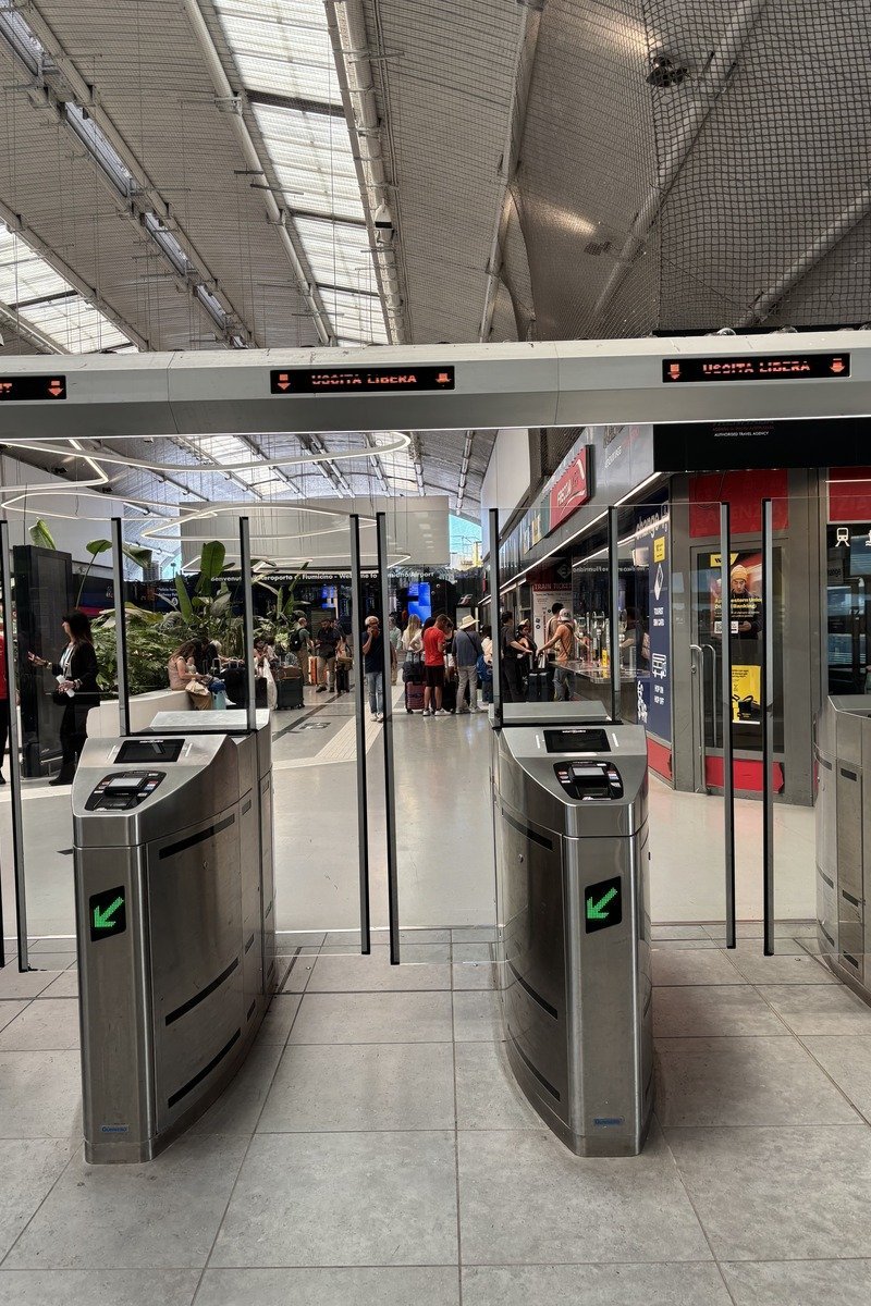 Portiques automatiques d'accès dans une gare de l'aéroport de Fiumicino