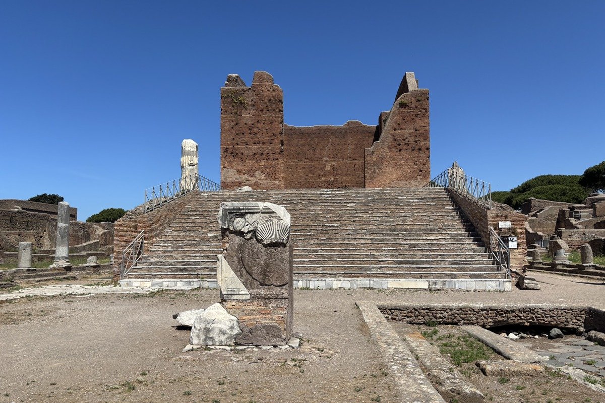 Ruines d'un temple antique en briques avec grand escalier frontal