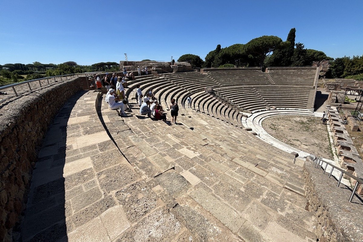 Gradins en pierre du théâtre romain d'Ostia Antica