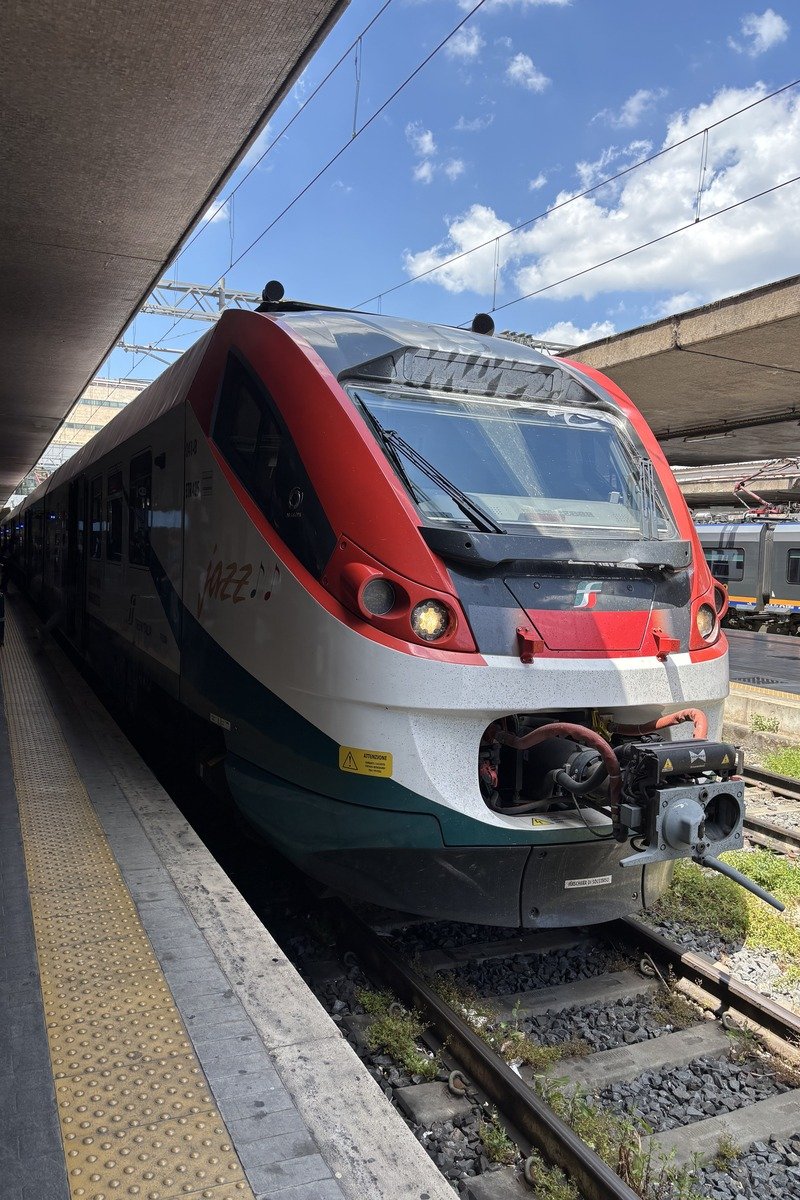 Train Leonardo express stationné à quai sous une marquise