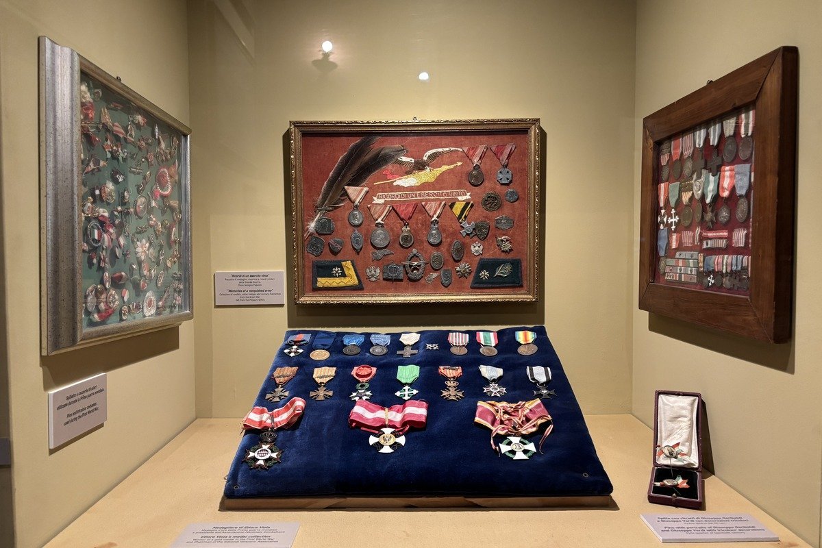 Vitrine de musée exposant des médailles et décorations militaires encadrées