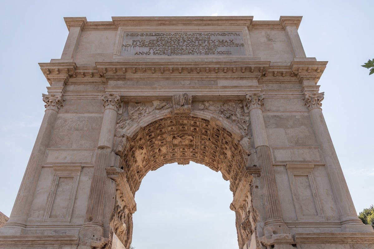 Arc de triomphe antique en marbre blanc vu en contre-plongée