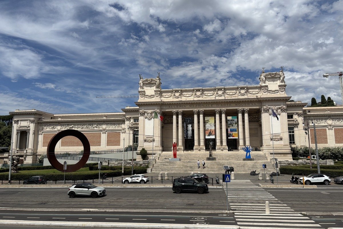 Façade néoclassique d'un musée avec sculptures et œuvres devant l'entrée