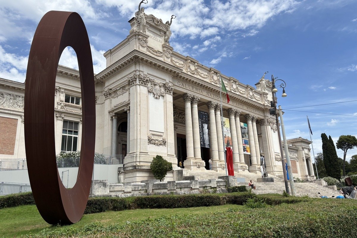 Façade néoclassique de la Galerie Nationale d'Art Moderne avec une sculpture annulaire en acier au premier plan