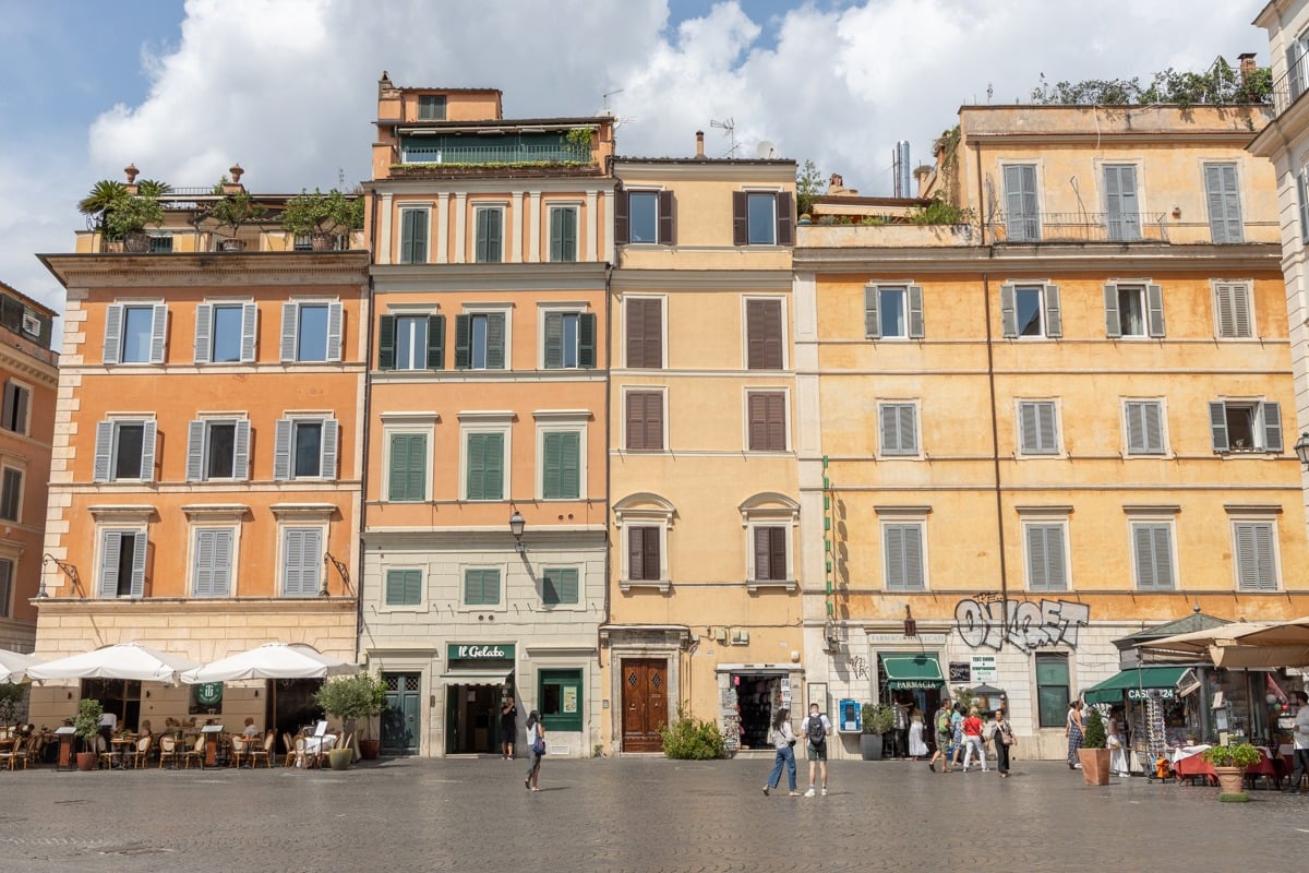 Façades ocres sur une place