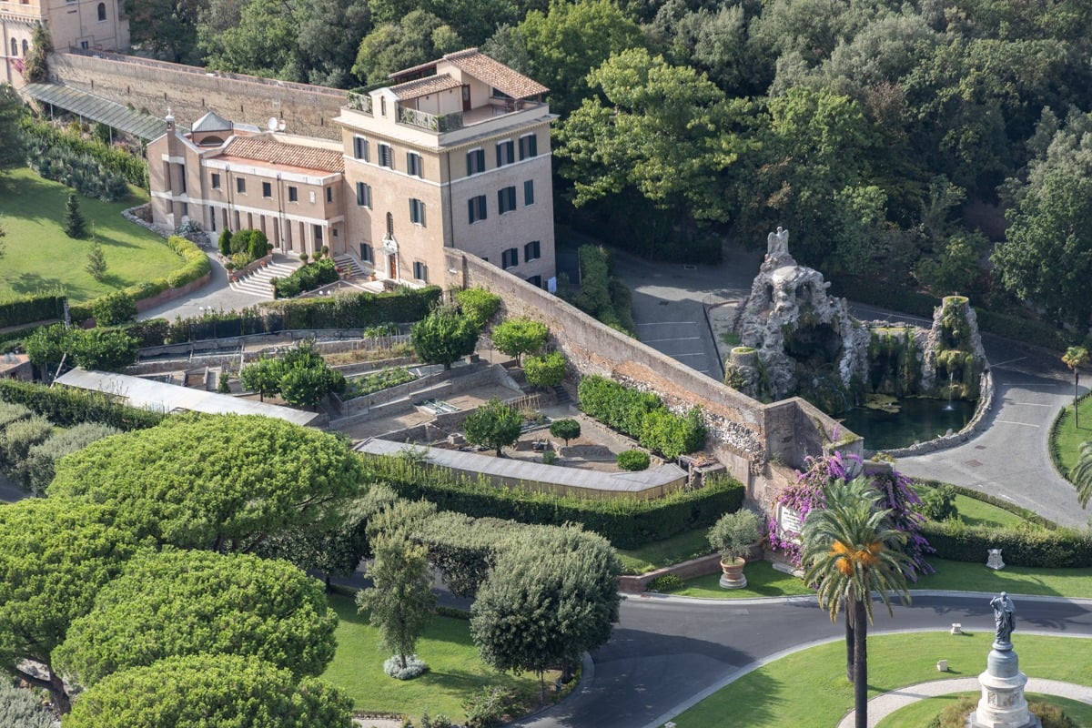 Vue aérienne de jardins en terrasses autour d'une villa historique
