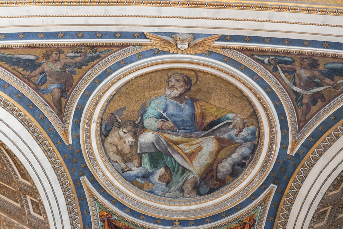 Mosaïque de plafond représentant un évangéliste assis avec un taureau