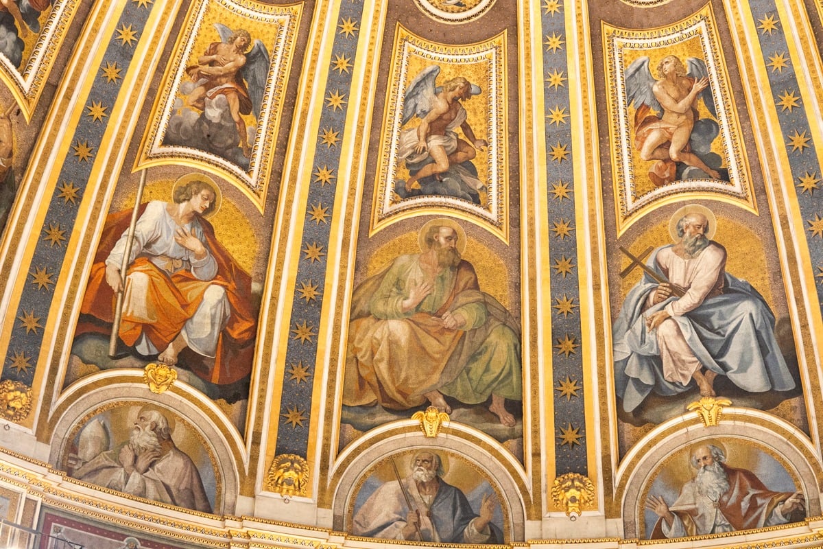 Mosaïques dorées représentant des apôtres et anges sous une coupole