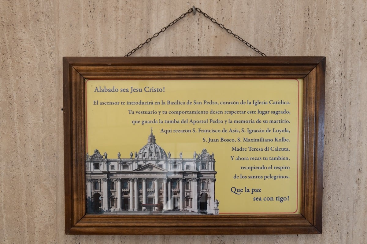 Panneau encadré en bois avec texte religieux en espagnol sur fond jaune