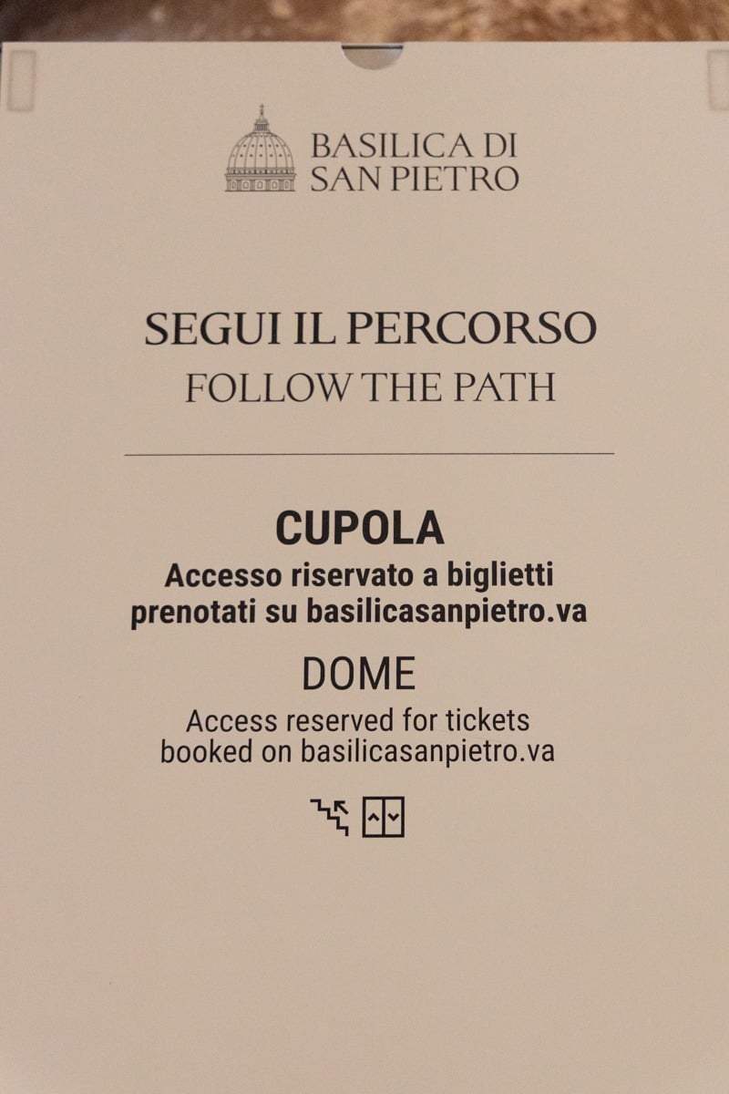 Panneau d'accès à la coupole en italien et anglais