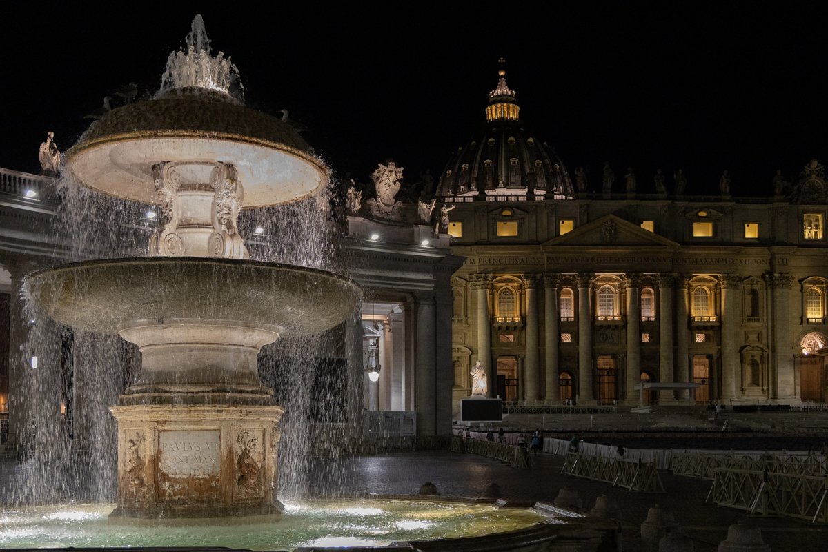 La Place Saint Pierre de nuit