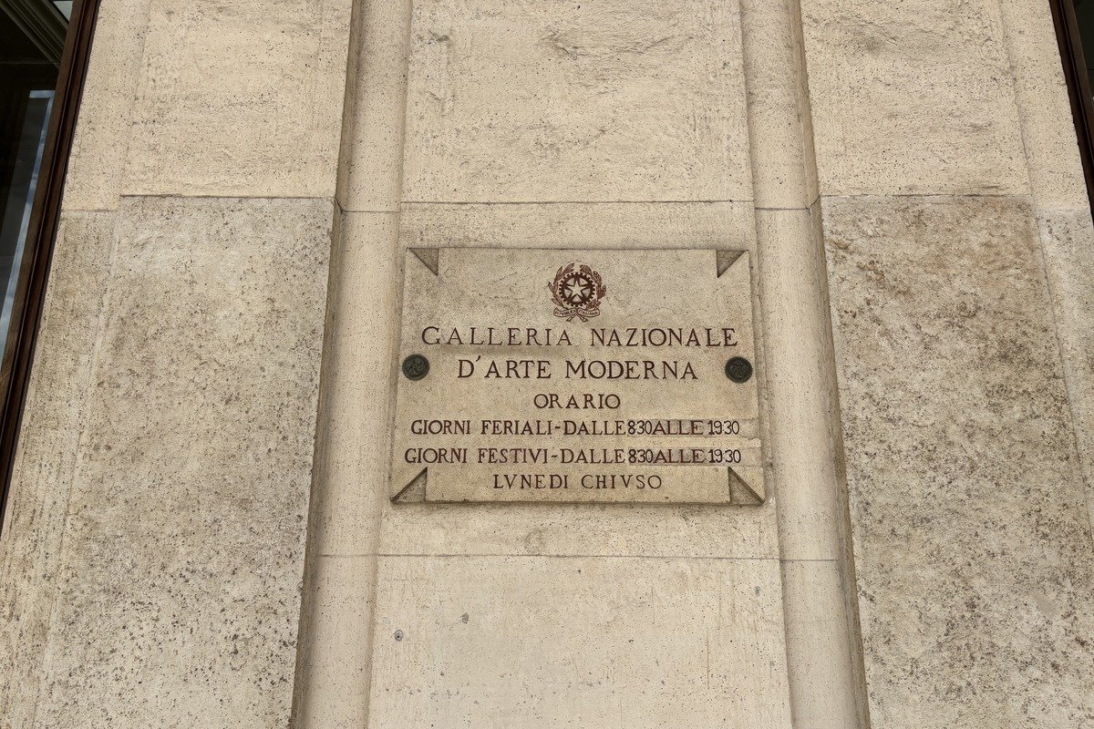 Plaque en marbre gravée d'une galerie nationale d'art moderne sur façade en pierre