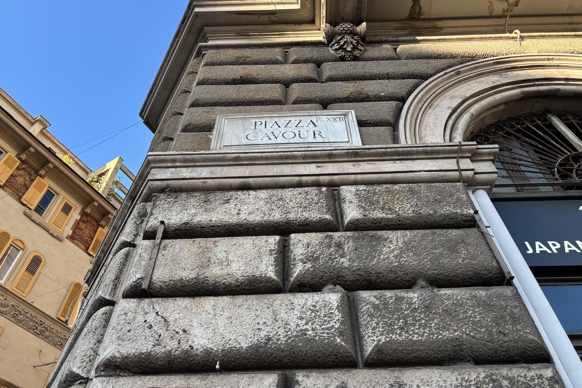 Plaque de la Piazza Cavour en marbre sur angle de bâtiment en pierre grise