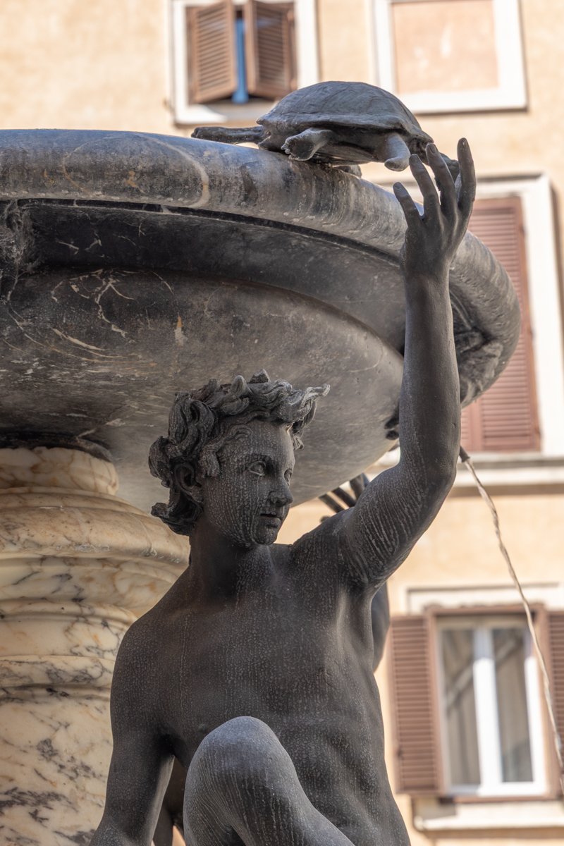 Sculpture d'une femme qui touche une tortue