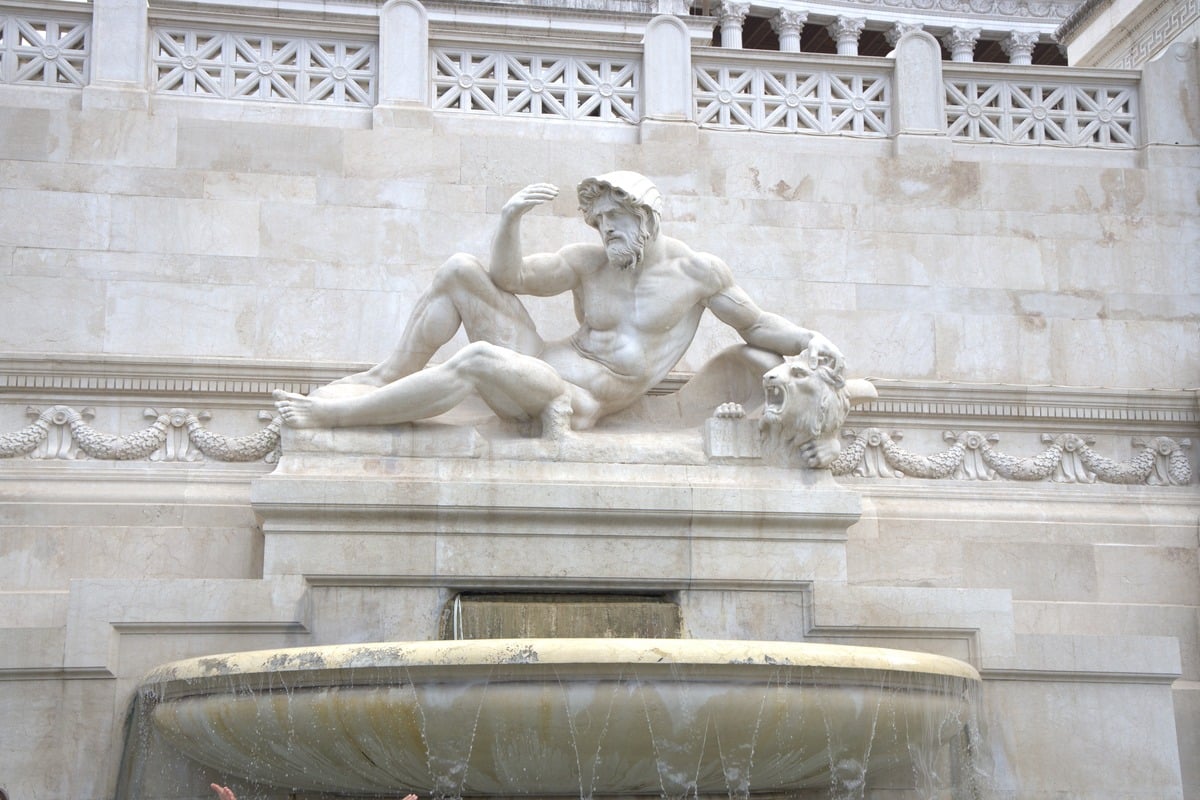 Sculpture en marbre blanc d'un homme terrassant un lion sur une fontaine