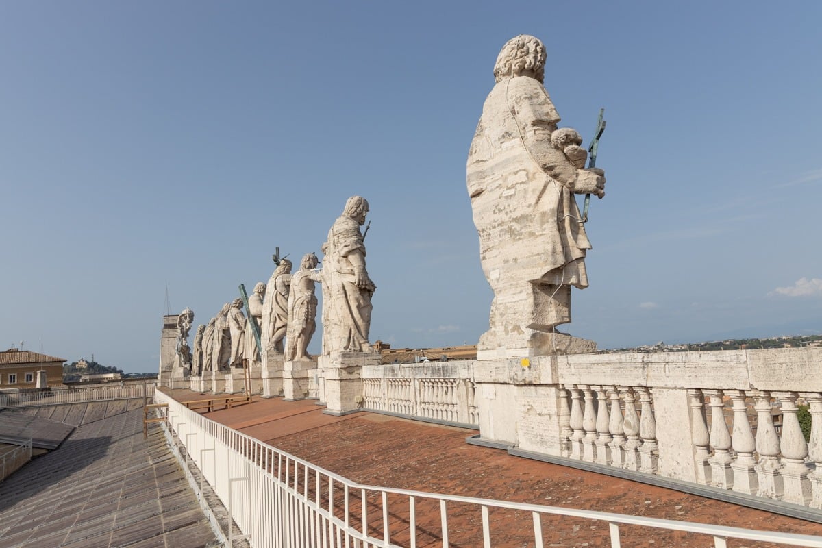 Rangée de statues de saints en marbre blanc sur un toit en terrasse