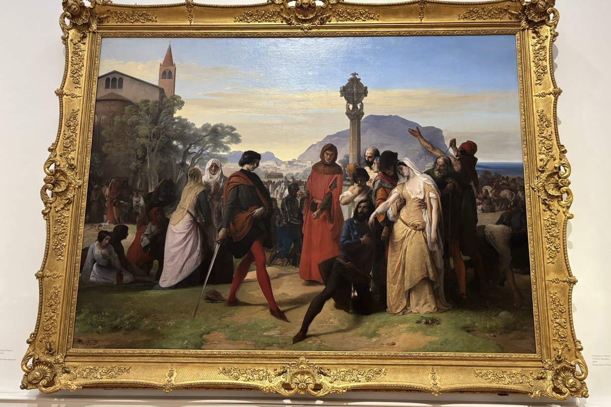 Grand tableau historique dans un cadre doré ornementé sur mur blanc