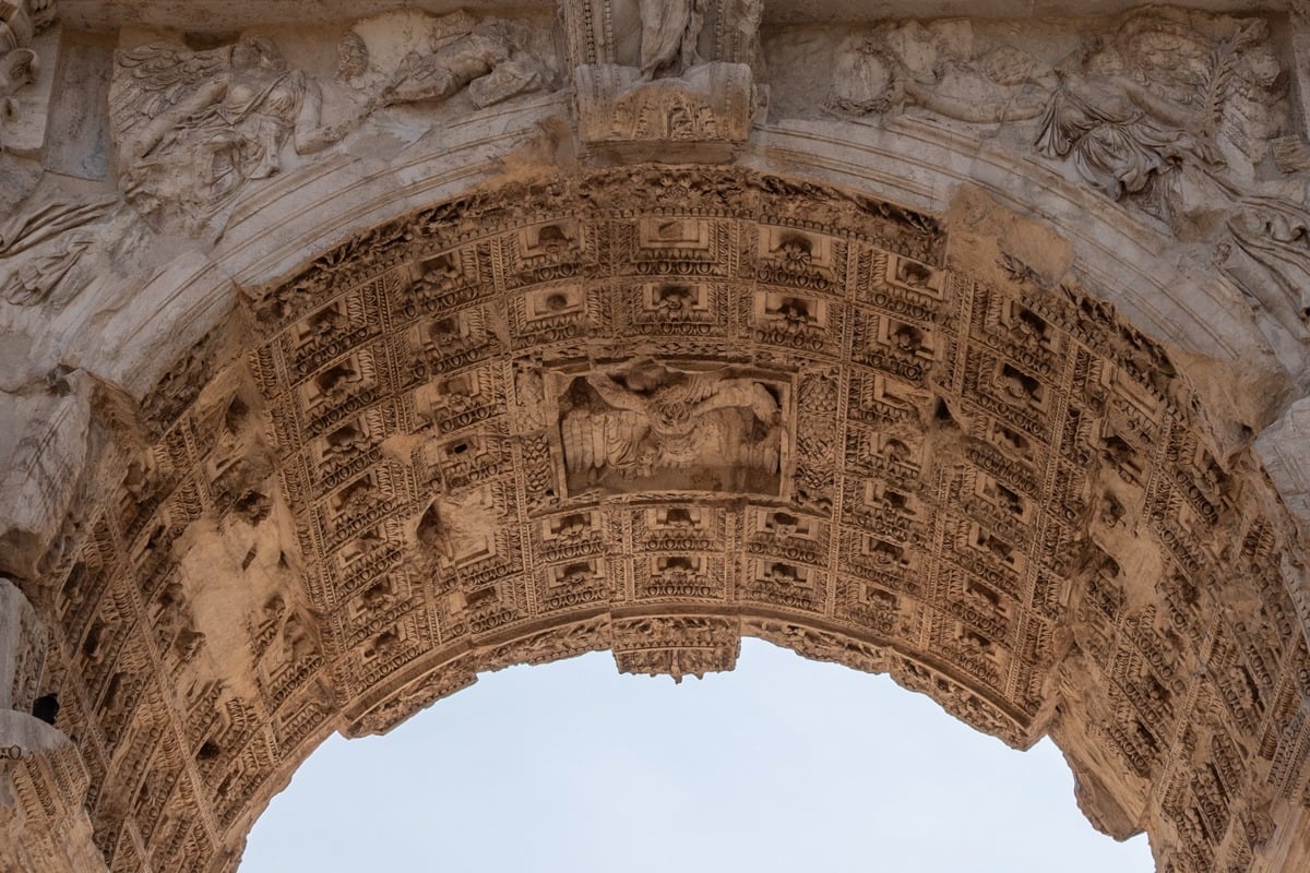 Voûte sculptée d'un arc de triomphe romain avec caissons ornementaux