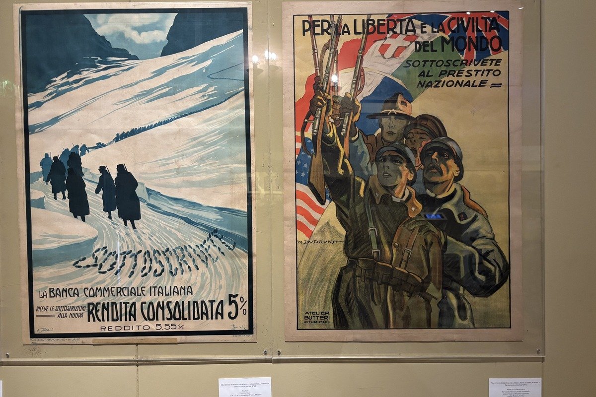 Deux affiches italiennes de propagande de guerre encadrées sur un mur