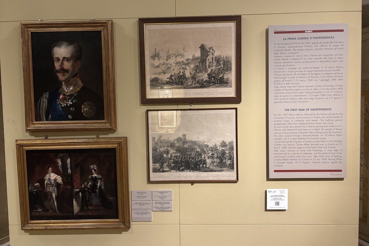 Quatre œuvres encadrées sur un mur de musée avec panneau explicatif bilingue