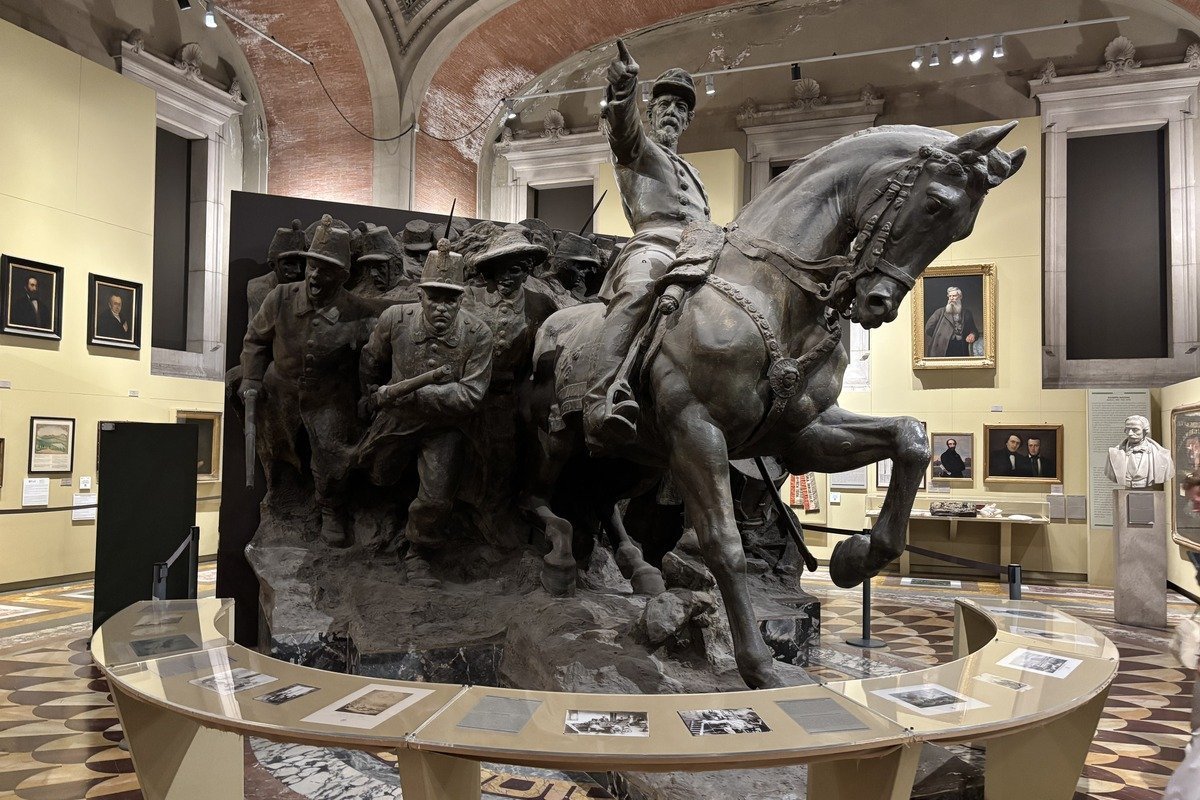 Grande sculpture en bronze d'un officier à cheval entouré de soldats