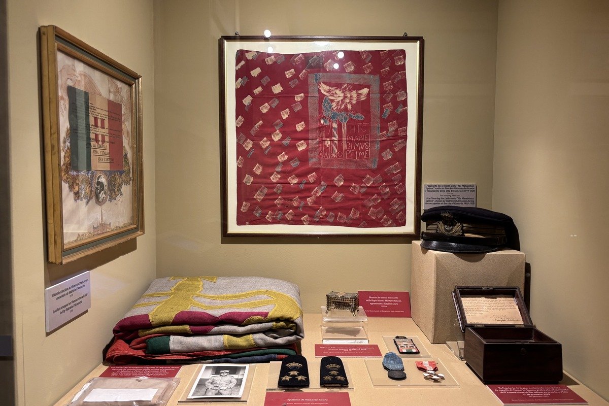 Vitrine de musée avec foulard brodé, médailles et objets militaires anciens