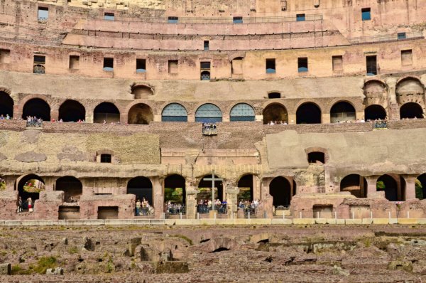 Arcades dans le Colisée à Rome