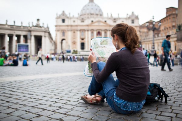 Touriste qui consulte un plan à Rome