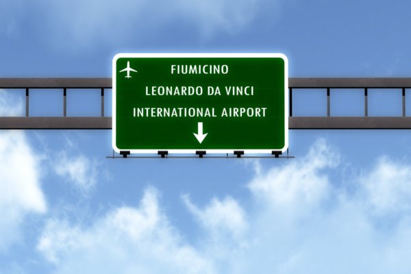 Panneau routier pour l'aéroport de Fiumicino à Rome