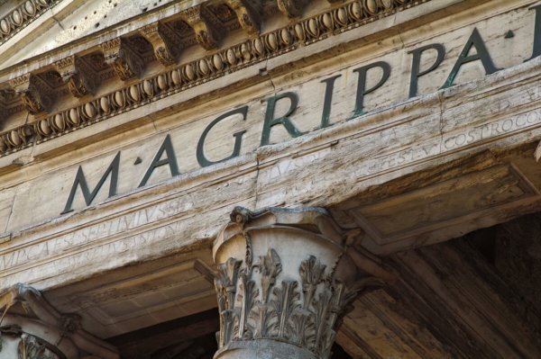 Ecriture sur la façade du Panthéon de Rome
