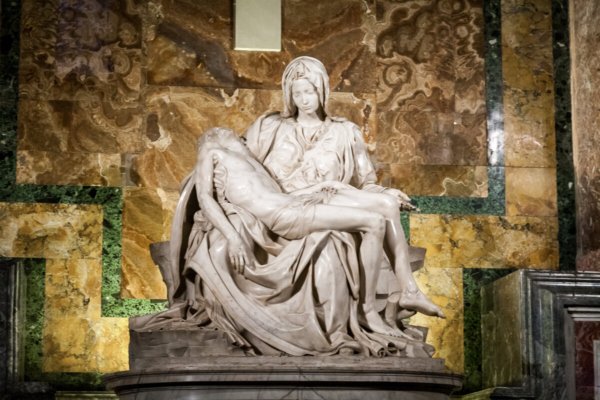 Statue de la Pieta dans la basilique Saint-Pierre de Rome