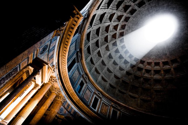Rayon de lumière à travers l'oculus du Panthéon de Rome