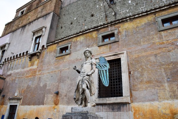 Statue dans la cour du Château Saint-Ange de Rome