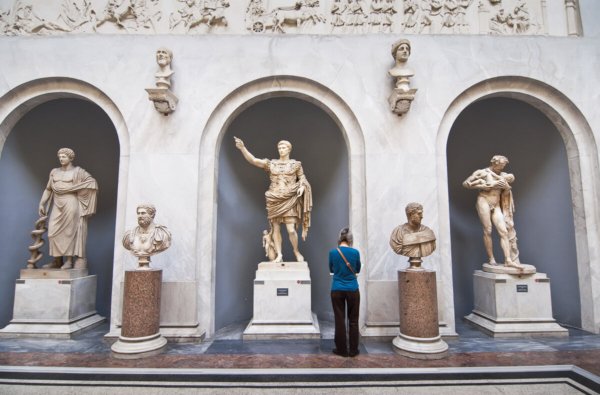 Statues dans l'un des musées du Vatican
