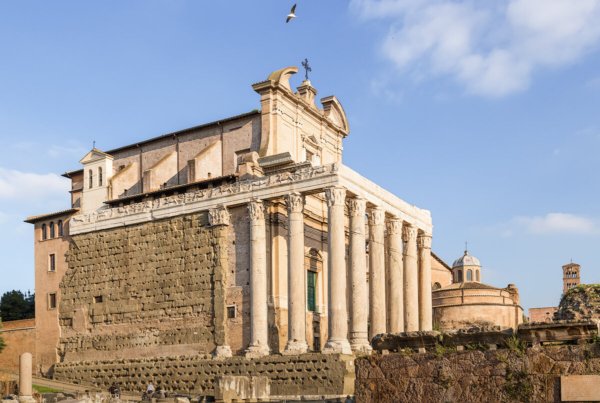 Temple d'Antonin et Faustine sur le Forum Romain