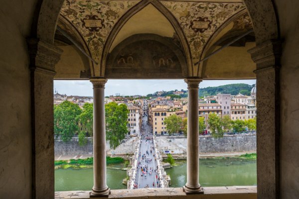 Vue sur le Pont Saint-Ange depuis le Château à Rome