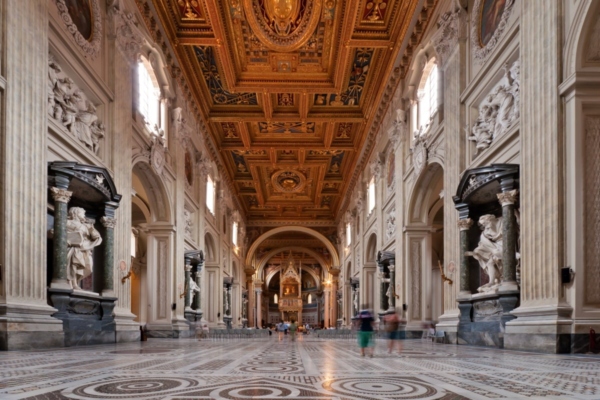 Intérieur de la basilique Saint-Jean-de-Latran à Rome